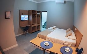 Zuccaro Studio 1 - Proximo a USC e 300metros do acesso a Rod Marechal Rondon - espaço completo com cozinha - smart TV - bancada para estudo - mercadinho autônomo e facilidade com self check-in